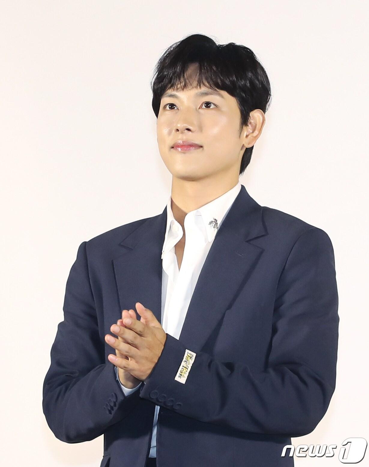 본문 이미지 - 배우 임시완이 31일 서울 롯데시네마 건대입구점에서 열린 영화 '1947 보스톤' 제작보고회에서 인사를 하고 있다. '1947 보스톤'은 한국 마라톤의 전설 손기정(하정우 분)과 또 다른 영웅 서윤복(임시완 분)의 실제 이야기를 그린 작품이다. 2023.8.31/뉴스1 ⓒ News1 권현진 기자