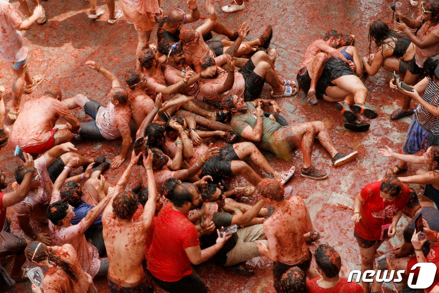 스페인 발렌시아주(州) 부뇰에서 8월 마지막 수요일에 열리는 토마토 축제 ‘라 토마티나’가 30일(현지시간) 한창인 가운데, 참가자들이 토마토를 먹고 던지는 ‘푸드 파이트’를 벌이고 있다. ⓒ 로이터=뉴스1 ⓒ News1 이유진 기자