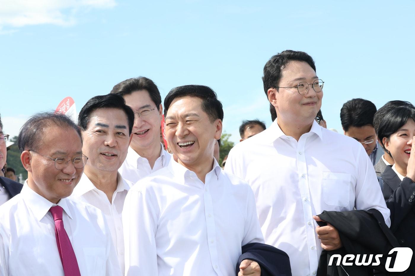 본문 이미지 - 국민의힘 김기현 대표, 윤재옥 원내대표 등 지도부가 31일 전남 순천만국제정원박람회장에서 열린 현장최고위원회의에 앞서 노관규 순천시장에게 현장 브리핑을 받고 있다. 2023.8.31/뉴스1 ⓒ News1 김태성 기자