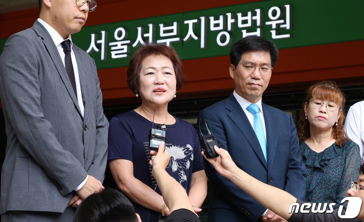 김현옥 민주노총 공공운수노조 연세대 분회장(왼쪽 두 번째)이 31일 오전 서울 마포구 서울서부지방법원에서 열린 연세대 학생의 청소노동자 상대 손해배상 청구 소송 속행 변론기일에 출석한 후 입장을 밝히고 있다. . 2023.8.31/뉴스1 ⓒ News1 김성진 기자