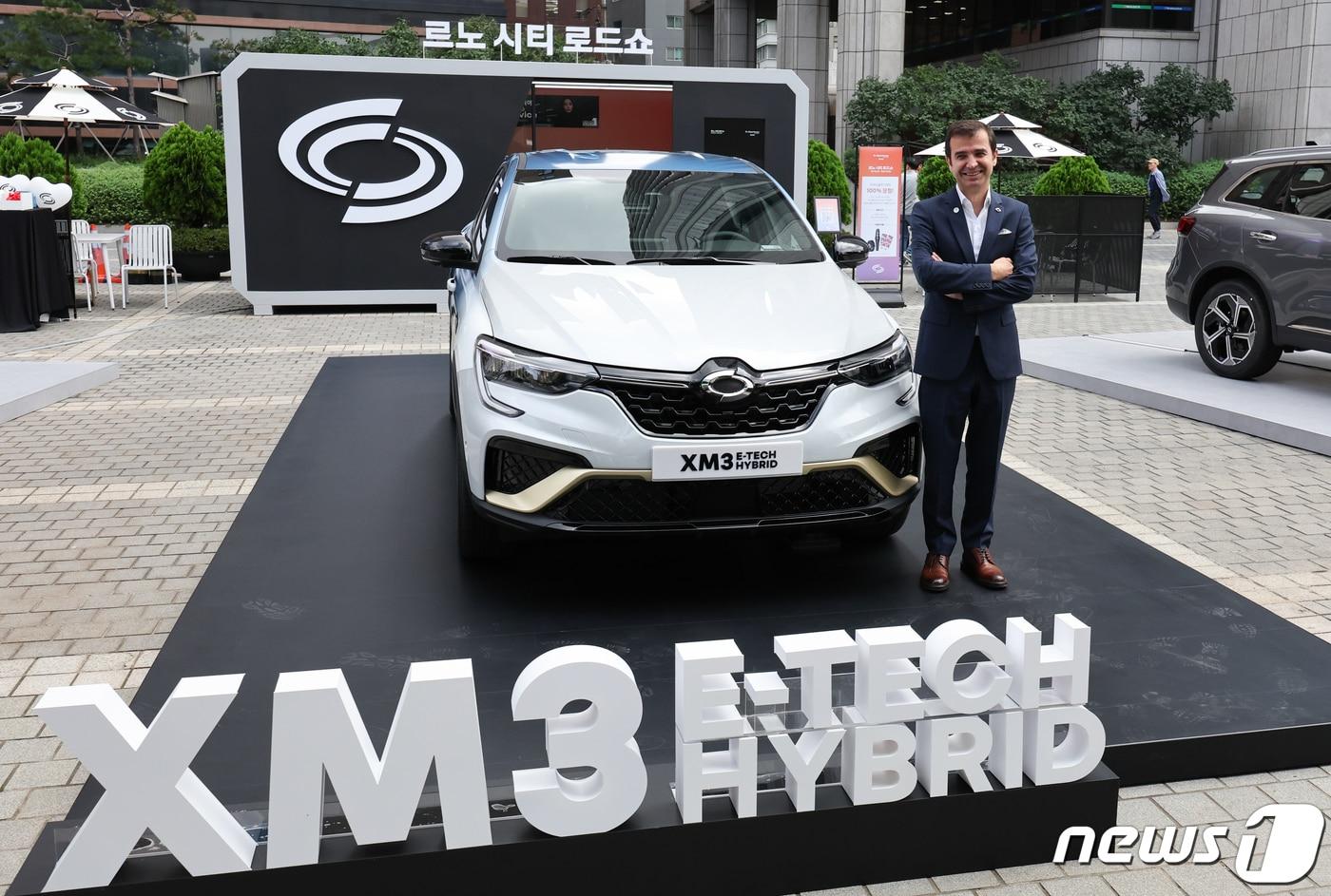 본문 이미지 - 스테판 드블레즈 르노코리아자동차 대표이사가 31일 서울 중구 프레스센터 광장에서 열린 '르노 시티 로드쇼'에 진열된 XM3 E-TECH HYBRID 앞에서 포즈를 취하고 있다. 2023.8.31/뉴스1 ⓒ News1 허경 기자