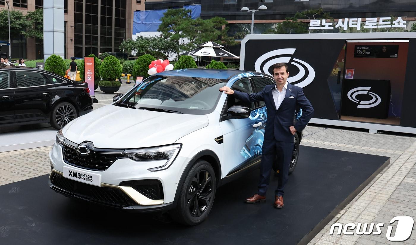 스테판 드블레즈 르노코리아자동차 대표이사가 31일 서울 중구 프레스센터 광장에서 열린 '르노 시티 로드쇼'에 진열된 XM3 E-TECH HYBRID 앞에서 포즈를 취하고 있다. 2023.8.31/뉴스1 ⓒ News1 허경 기자