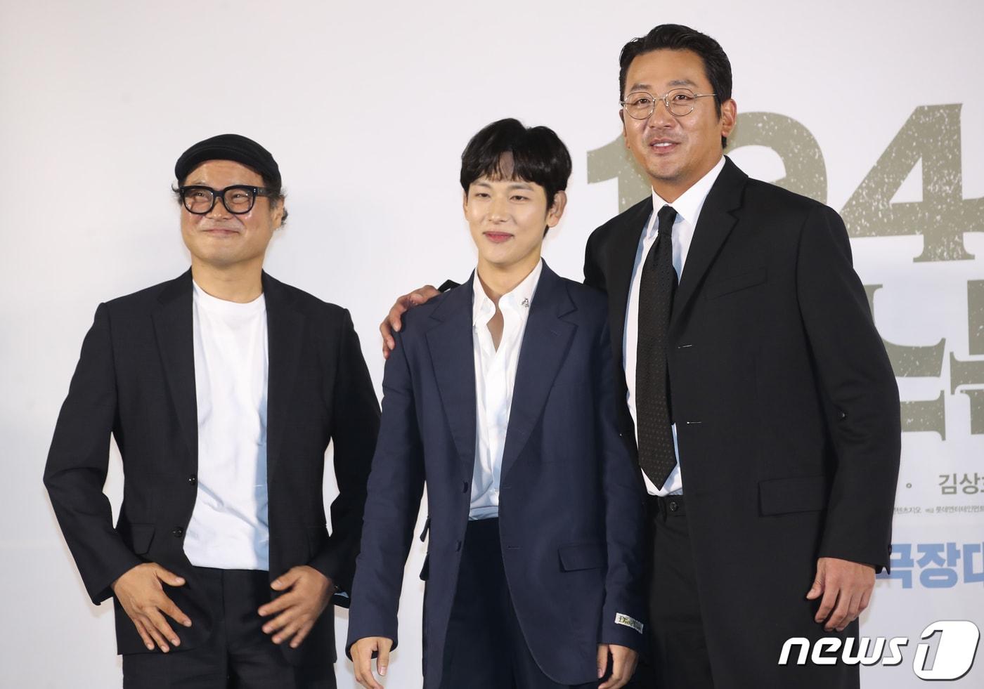 배우 김상호(왼족부터)와 하정우, 임시완이 31일 서울 롯데시네마 건대입구점에서 열린 영화 '1947 보스톤' 제작보고회에서 포즈를 취하고 있다. '1947 보스톤'은 한국 마라톤의 전설 손기정(하정우 분)과 또 다른 영웅 서윤복(임시완 분)의 실제 이야기를 그린 작품이다. 2023.8.31/뉴스1 ⓒ News1 권현진 기자