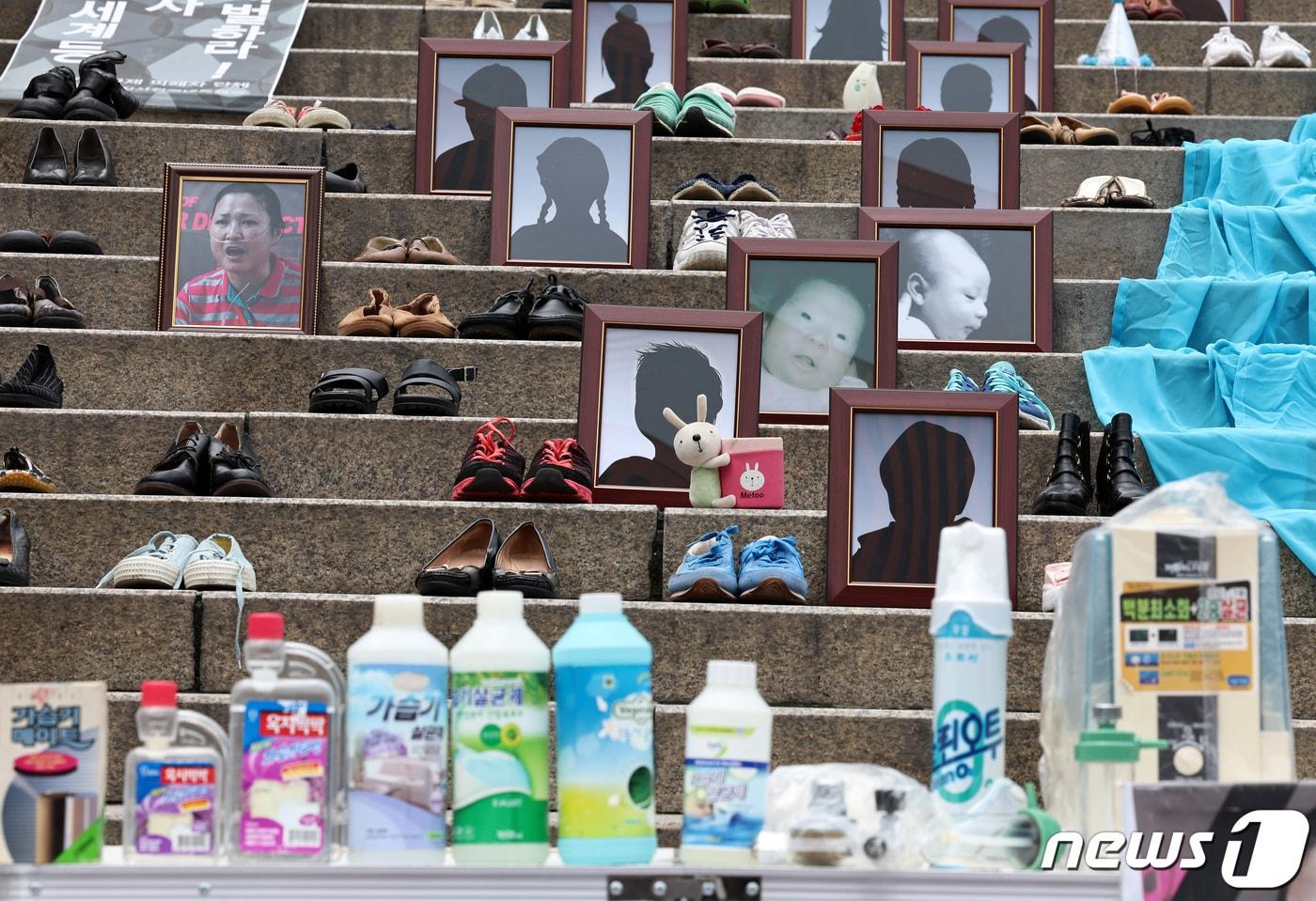 본문 이미지 - 31일 오전 '전국동시다발 가습기살균제 참사' 12주기 캠페인 및 기자회견이 열린 서울역 앞에 가습기살균제 피해자들의 신발과 영정 등 유품이 놓여 있다. 2023.8.31 ⓒ 뉴스1 구윤성 기자