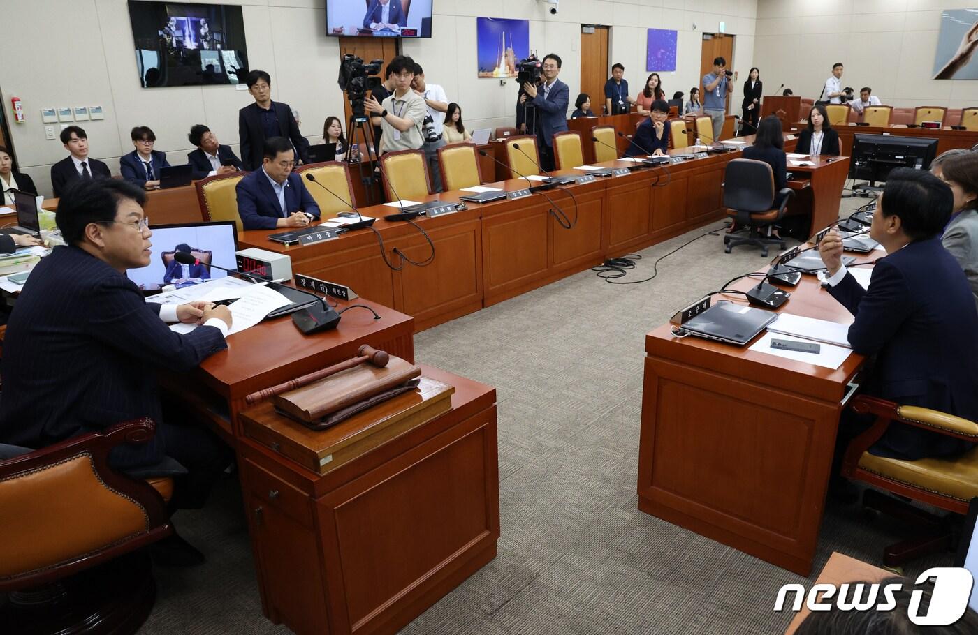 본문 이미지 - 장제원 국회 과방위 위원장이 31일 서울 여의도 국회에서 열린 과학기술방송통신위원회 전체회의에서 발언을 하고 있다. 2023.8.31/뉴스1 ⓒ News1 송원영 기자