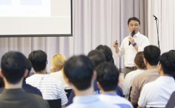 본문 이미지 - 이광진 신임 대표이사가 취임사를 하고 있다. /사진제공 = 솔리티