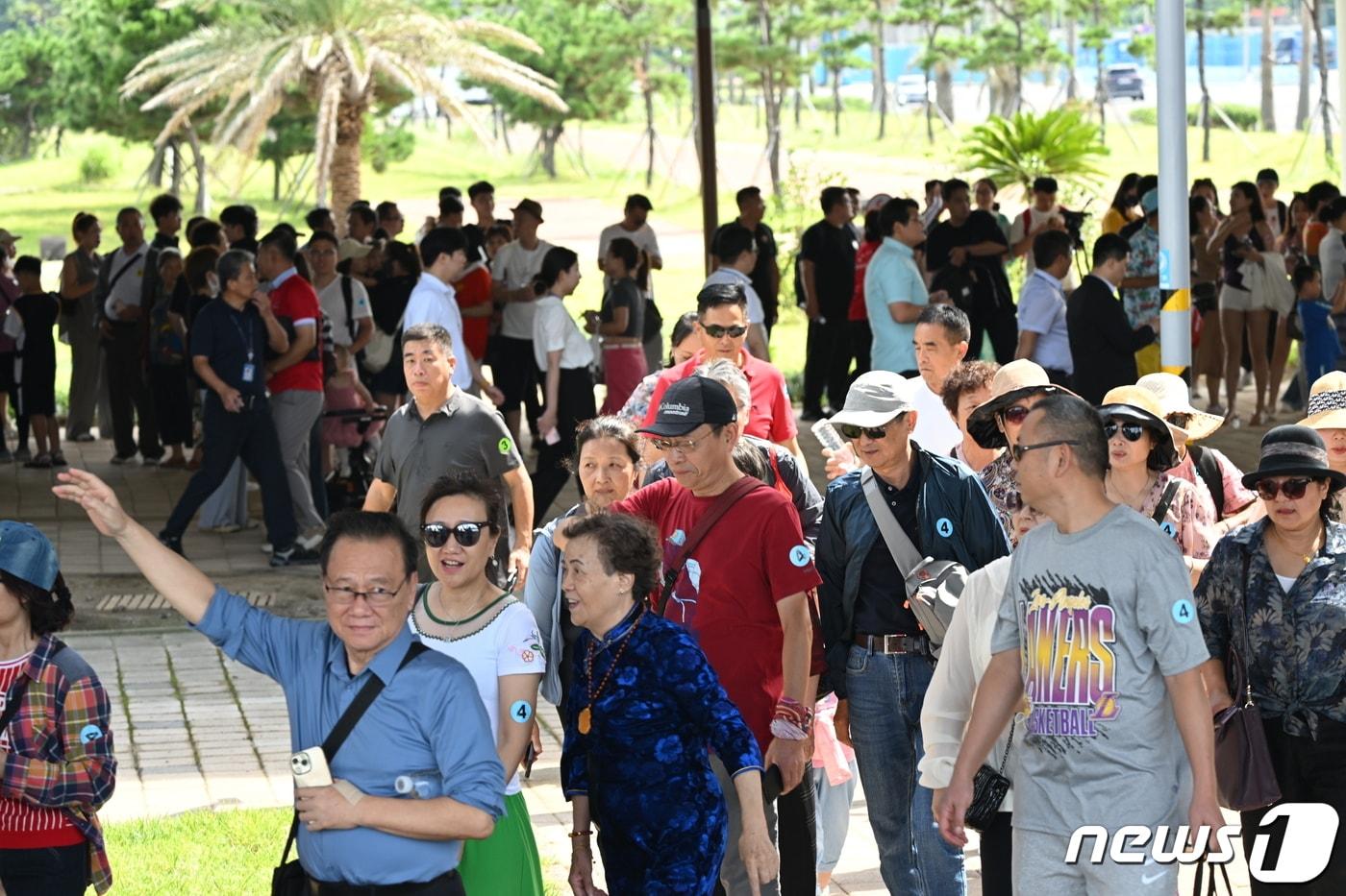 제주시 건입동 제주국제여객선터미널 크루즈전용부두에서 중국 국적의 크루즈 &#39;블루드림스타호&#40;Blue Dream Star·2만4782t&#41;를 타고 온 관광객들이 하선하고 있다.&#40;제주도사진기자회&#41;2023.8.31/뉴스1 ⓒ News1 오현지 기자