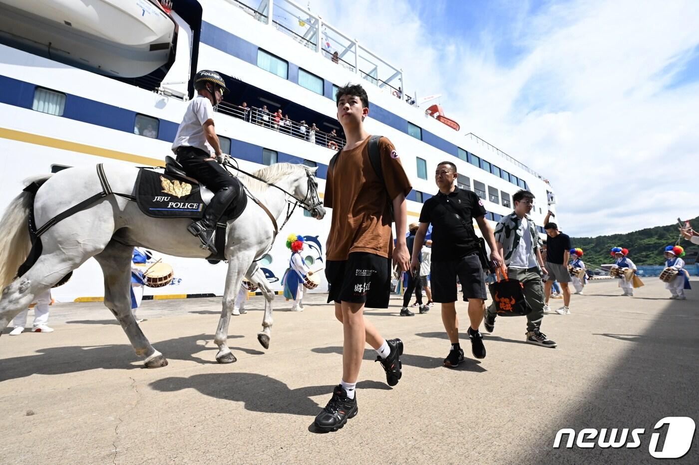 지난해 8월31일 오후 제주시 건입동 제주국제여객선터미널 크루즈전용부두에서 중국 국적의 크루즈 '블루드림스타호(Blue Dream Star·2만4782t)를 타고 온 관광객들이 하선하고 있다. (제주도사진기자회)2023.8.31/뉴스1 ⓒ News1 오현지 기자