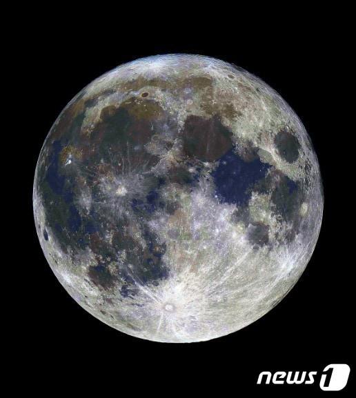 본문 이미지 - 31일 오후 7시29분에 뜰 것으로 예상되는 슈퍼 블루문.(뉴스1 DB)