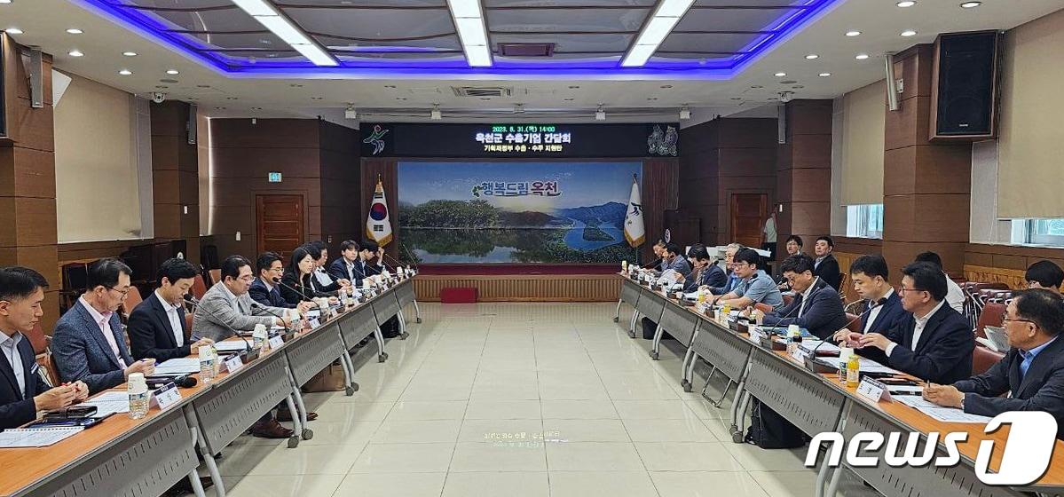 본문 이미지 - 31일 충북 옥천군에서 열린 '제5차 원스톱 수출 119' 회의에서 원스톱 수출·수주지원단이 간담회를 진행하고 있다(기획재정부 제공). 2023.08.31/뉴스1