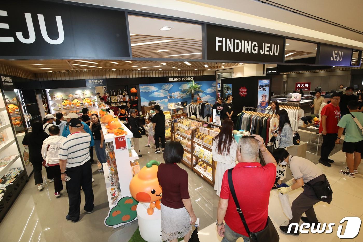 31일 오후 제주시 연동 신라면세점 제주점에서 중국 국적의 크루즈 '블루드림스타호(Blue Dream Star·2만4782t)를 타고 온 관광객들이 쇼핑하고 있다. (제주도사진기자회)2023.8.31/뉴스1 ⓒ News1 오현지 기자