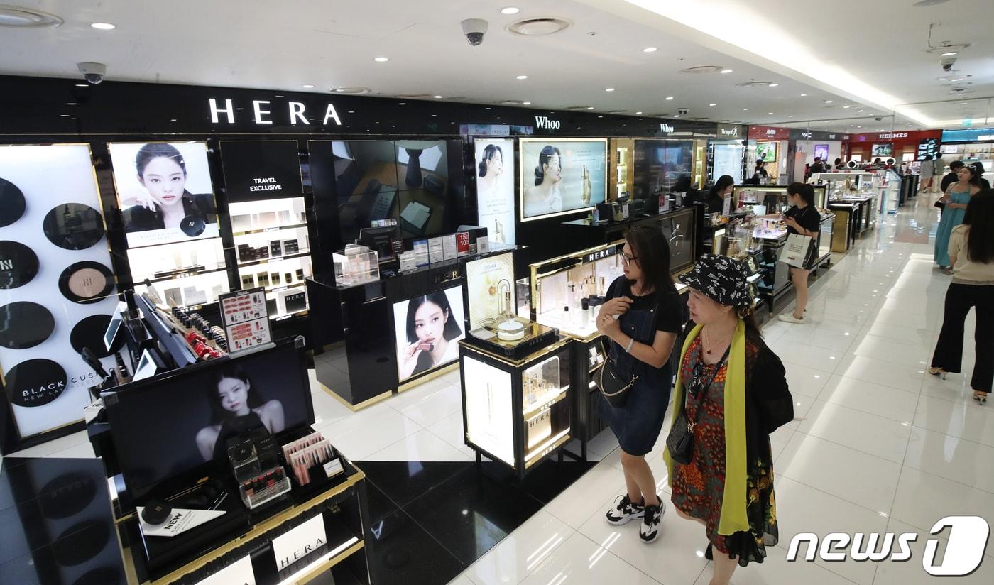 본문 이미지 - 31일 오후 제주시 연동 신라면세점 제주점에서 중국 국적의 크루즈 '블루드림스타호(Blue Dream Star·2만4782t)를 타고 온 관광객들이 쇼핑하고 있다.2023.8.31/뉴스1 ⓒ News1 오현지 기자