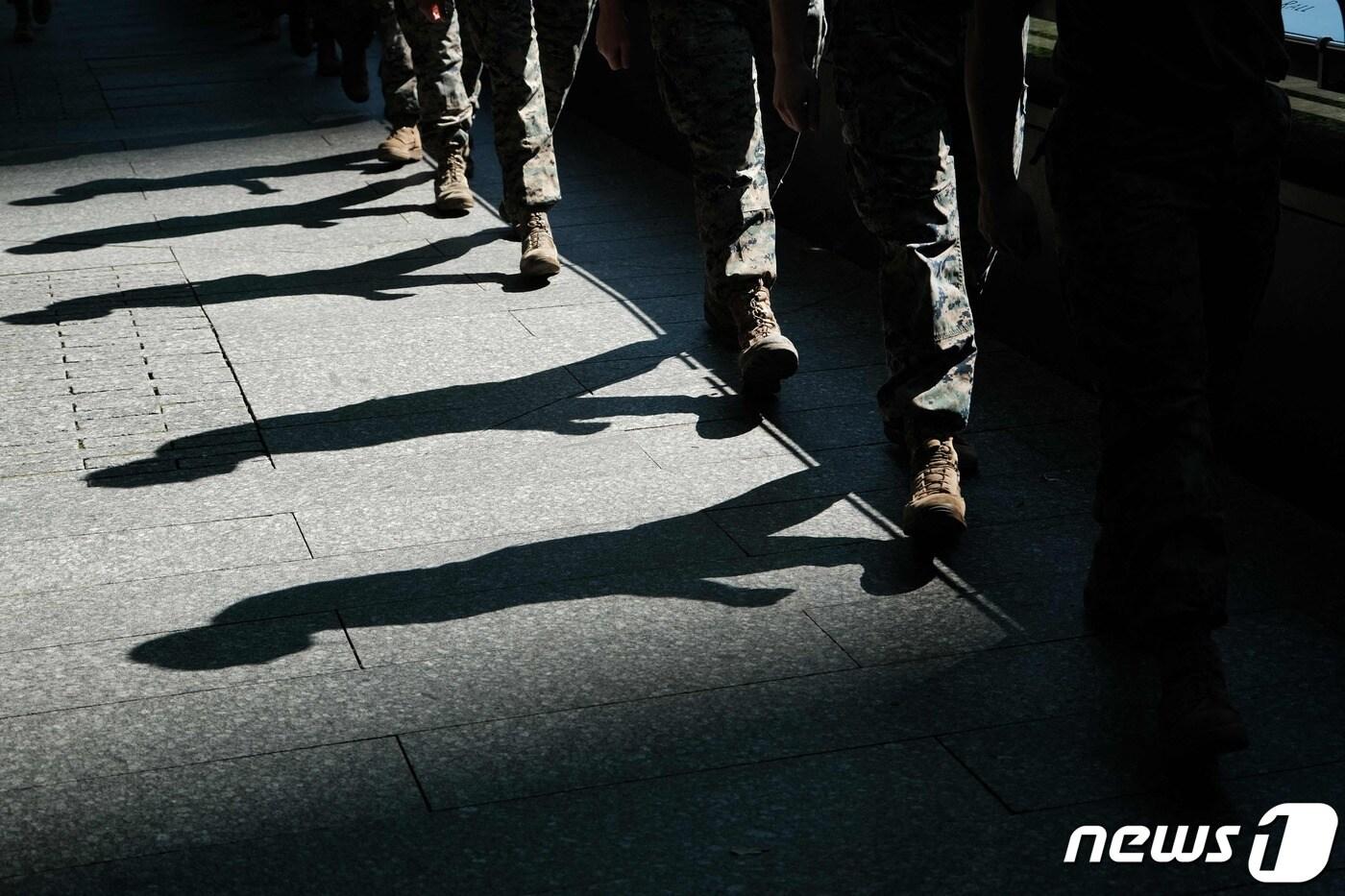 본문 이미지 - 미국 뉴욕에서 해병대 대원들이 발맞춰 달리고 있다. 2023.05.25/ ⓒ AFP=뉴스1 ⓒ News1 권진영 기자