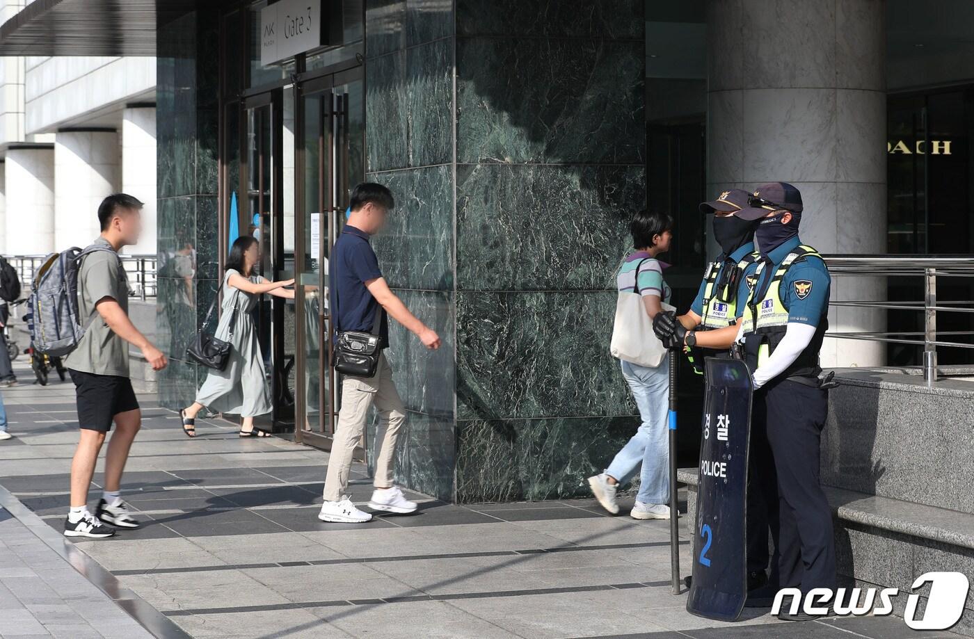 본문 이미지 - 4일 오전 묻지마 흉기 난동 사건이 발생한 경기 성남시 분당구 서현역에 경찰 병력이 배치돼 있다. 2023.8.4/뉴스1 ⓒ News1 김영운 기자