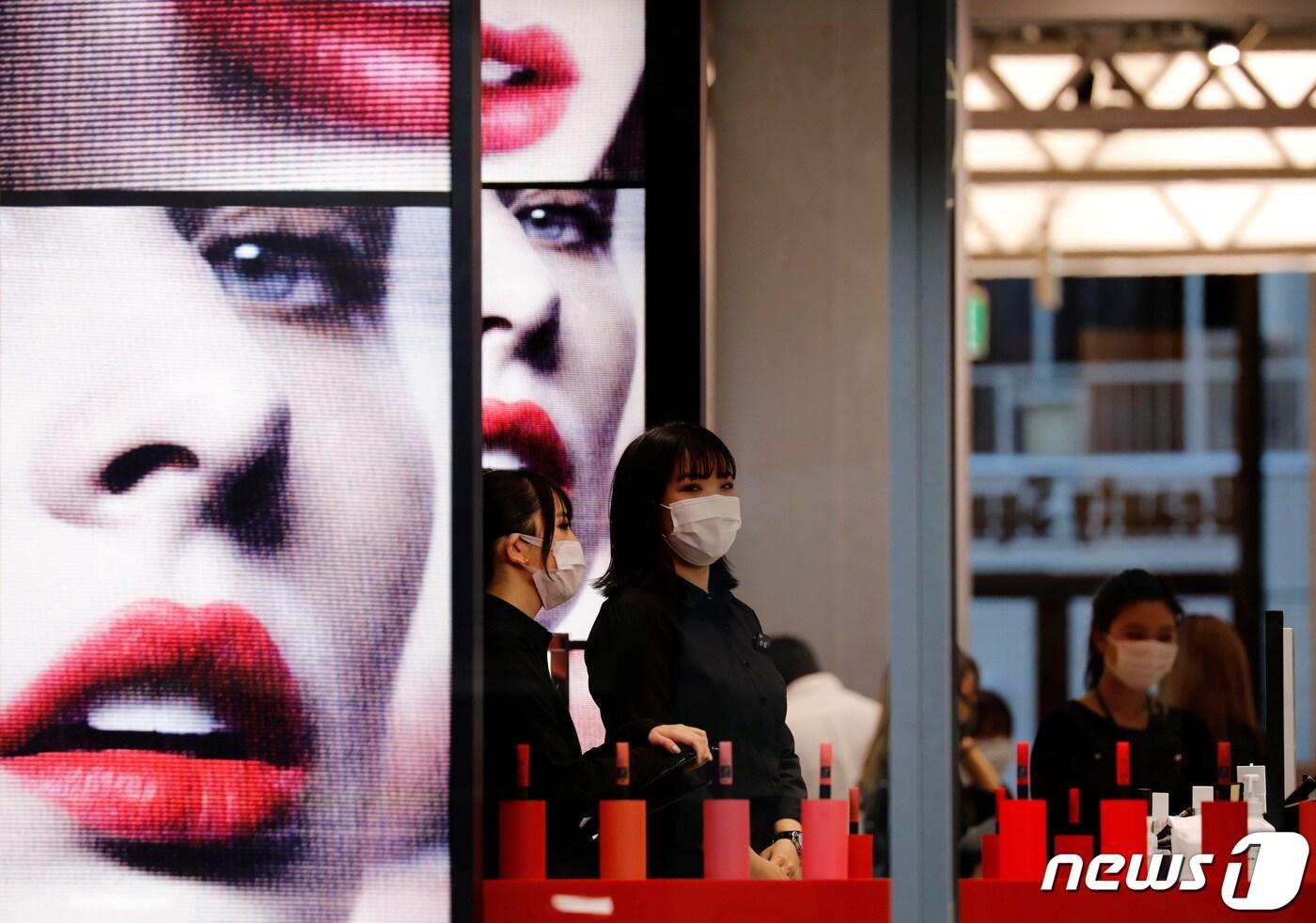 본문 이미지 - 일본 도쿄에 위치한 백화점 (자료사진) 2021.01.08. ⓒ 로이터=뉴스1 ⓒ News1 정윤영 기자