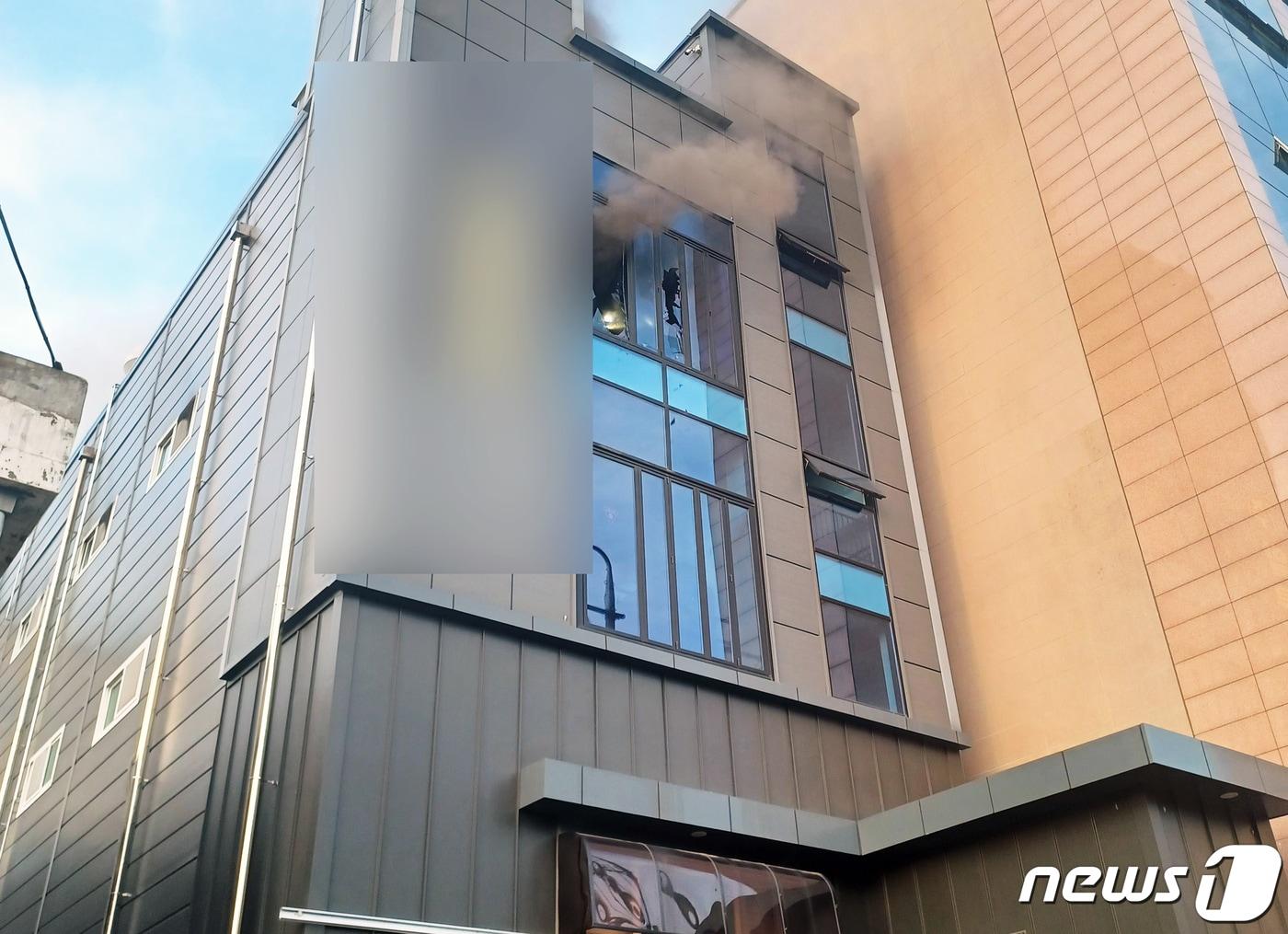 본문 이미지 - 화재가 발생한 도금공장(부천 소방서 제공) / 뉴스1