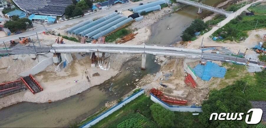 본문 이미지 -  유도상화 공사가 완료된 영동선 옥천1교(국가철도공단 제공)/뉴스1