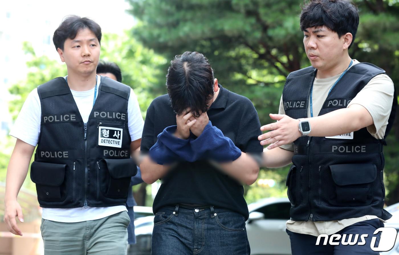 본문 이미지 - 어머니를 살해한 대학생 이모씨가 영장실질심사를 받기 위해 서울남부지법에 들어서고 있다. 2023.8.4/뉴스1 ⓒ News1 김성진 기자