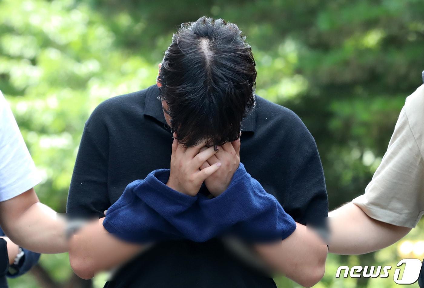 본문 이미지 - 어머니를 살해한 혐의를 받는 대학생 이모씨가 4일 서울남부지법에서 열린 영장실질심사에 출석하고 있다. 2023.8.4/뉴스1 ⓒ News1 김성진 기자