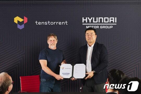 본문 이미지 - 김흥수(오른쪽) 현대차그룹 GSO(글로벌전략오피스) 담당 부사장과 짐 켈러 텐스토렌트 최고경영자(CEO)가 최근 미국 캘리포니아주 산타클라라에서 만나 투자 계약서에 서명한 뒤 기념 촬영을 하고 있다 . (현대차그룹 제공)