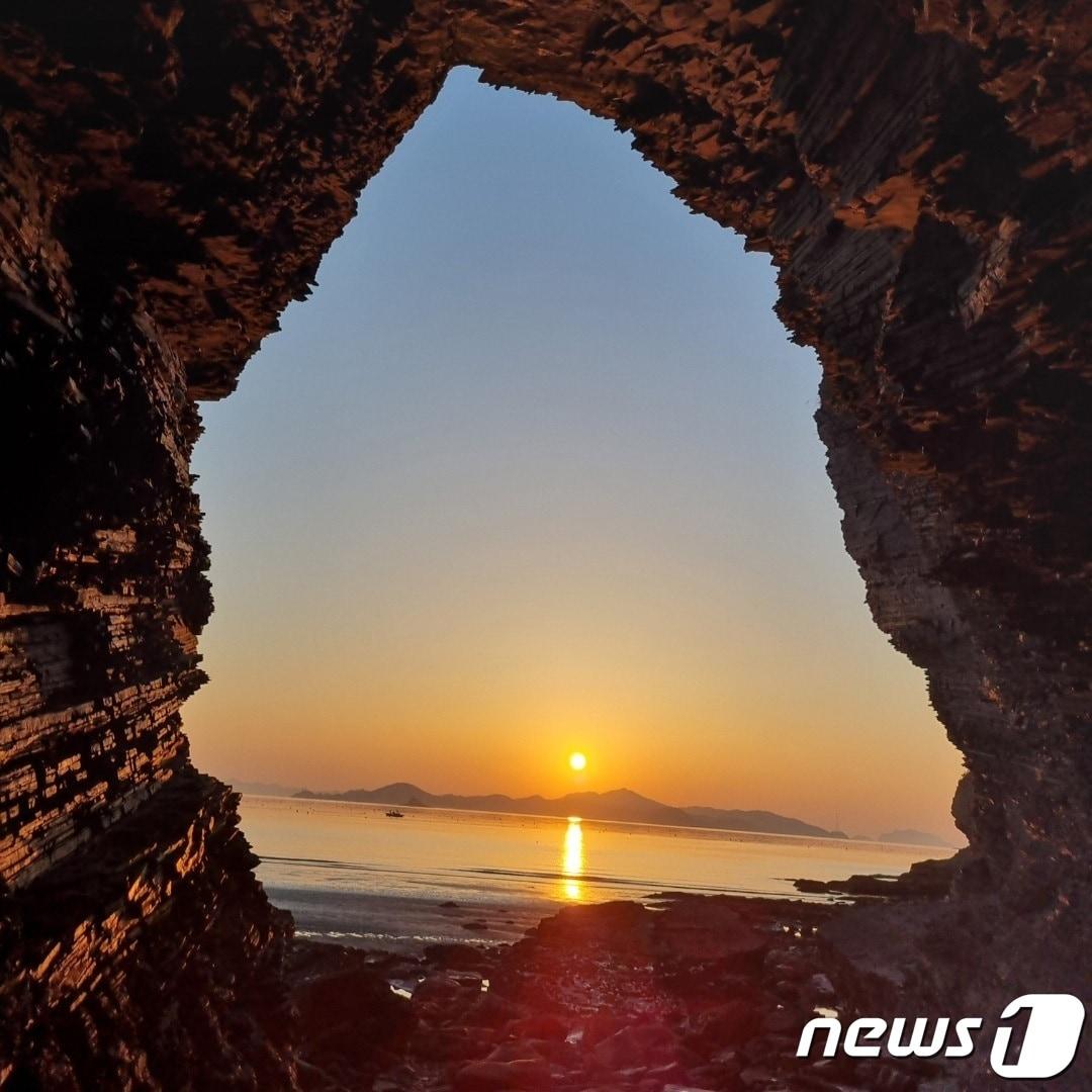 본문 이미지 - 해식동굴에서 본 해넘이 (다도해해상국립공원서부사무소 관매도센타 제공)2023.8.4/뉴스1   