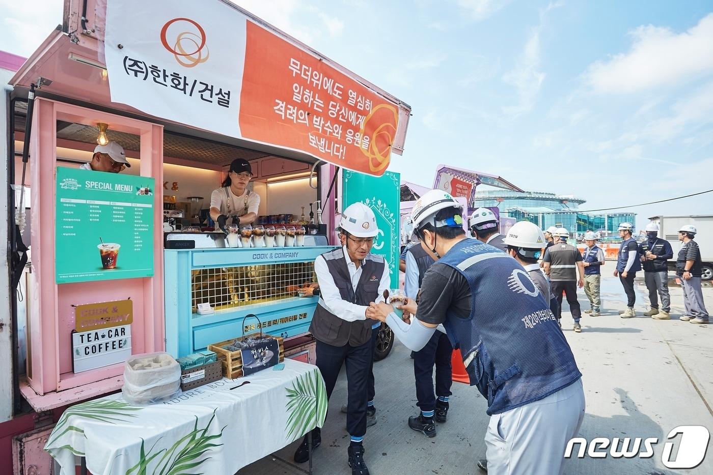 본문 이미지 - 한화 건설부문은 김승모 대표이사가 인천공항 제2터미널 확장 공사현장을 찾아 온열기 안전점검을 실시했다고 밝혔다. 2023. 8. 3/뉴스1(한화 제공)