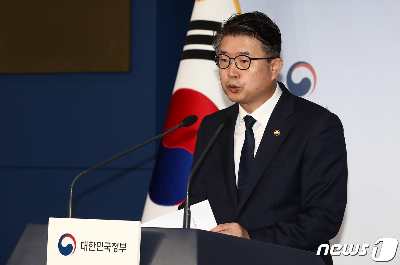 본문 이미지 - 장상윤 교육부 차관이 4일 오전 서울 종로구 정부서울청사에서 서이초등학교 교사 사망 사건과 관련한 교육부·서울시교육청 합동조사 결과 브리핑을 하고 있다. 2023.8.4/뉴스1 ⓒ News1 김민지 기자