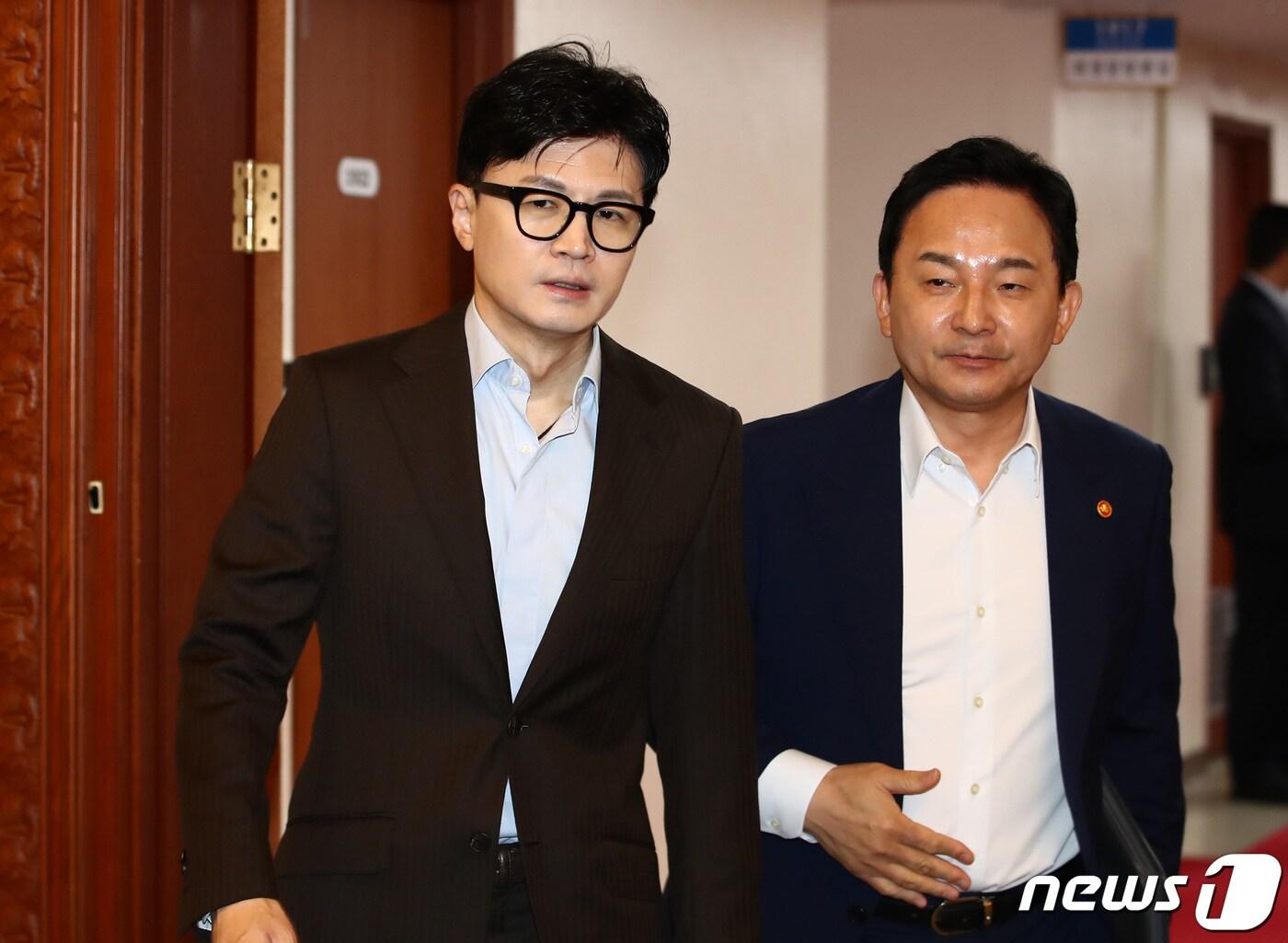 본문 이미지 - 한동훈 법무부 장관과 원희룡 국토교통부 장관. 2023.8.4/뉴스1 ⓒ News1 김민지 기자
