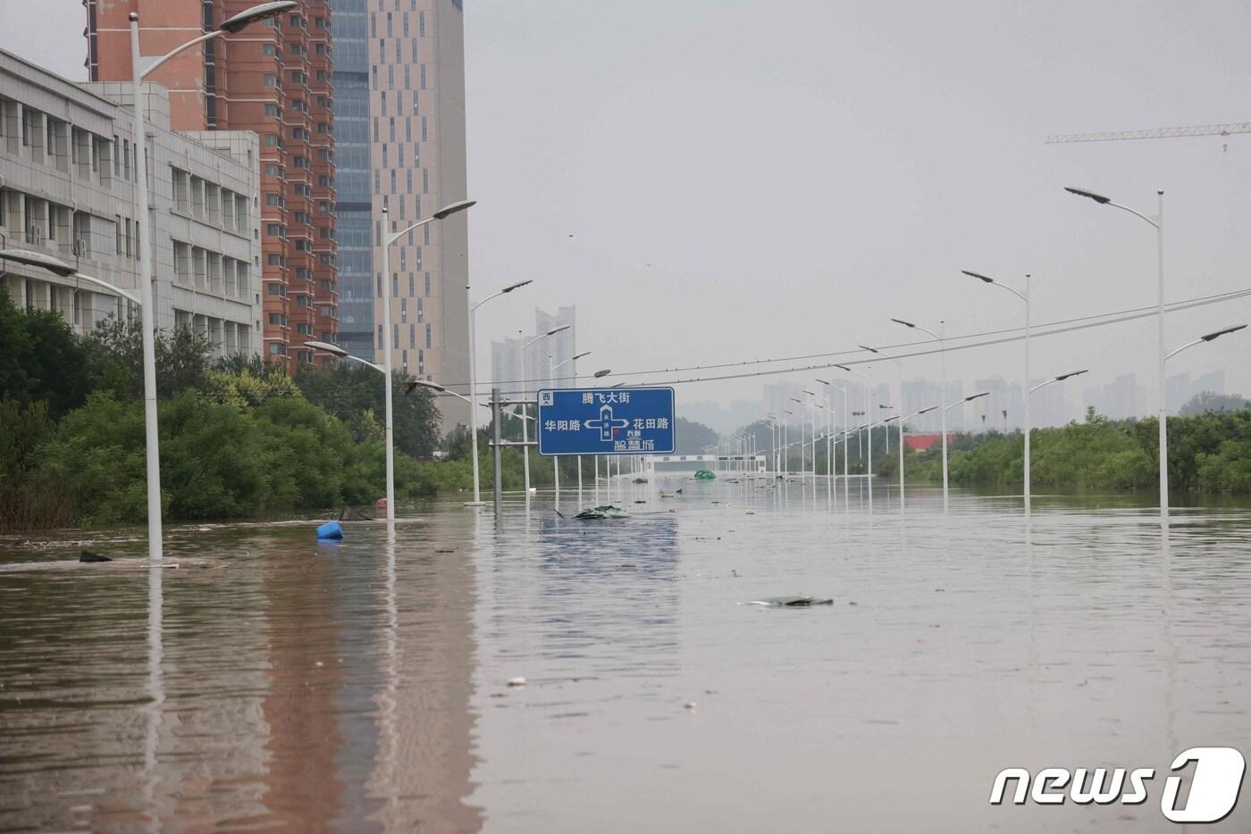 2일(현지시각) 태풍 독수리가 강타해 역대급 폭우가 내린 중국 허베이성 줘저우에서 물바다가 된 거리가 보인다. 2023.8.4 ⓒ AFP=뉴스1 ⓒ News1 우동명 기자