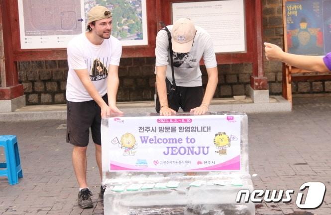 본문 이미지 - 전주시는 4일 태조로와 은행로, 향교길 등 전주한옥마을 주요 거점 20곳에 대형 얼음을 설치했다.(전주시 제공)/뉴스1