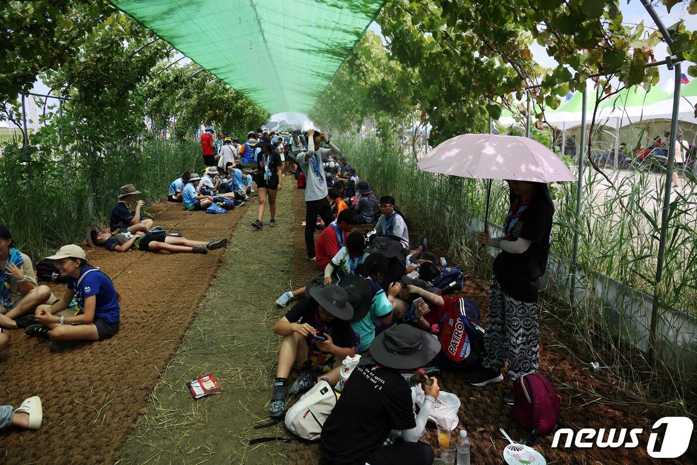 지난 4일 전라북도 부안군에서 열린 '2023 새만금 세셰스카우트잼버리' 캠핑장에서 참가자들이 강한 햇빛을 피해 대피하고 있다. 2023.08.04/ ⓒ 로이터=뉴스1 ⓒ News1 임윤지 기자