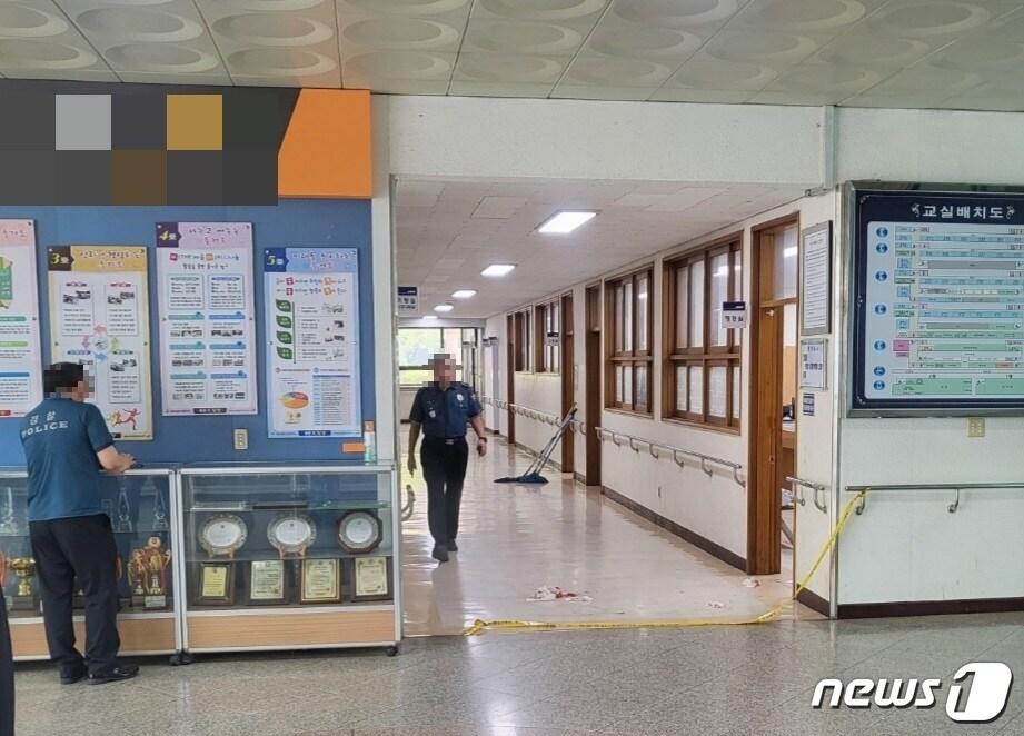 본문 이미지 - 4일 오전 10시께 대전 대덕구의 한 고등학교에서 학교로 침입한 20대가 40대 교사를 흉기로 찌르고 달아나는 사건이 발생했다.(독자 제공) ⓒ 뉴스1 