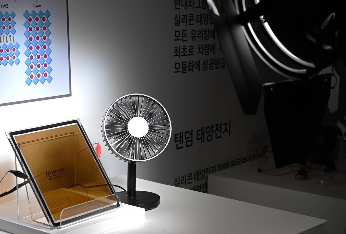 현대차 나노테크데이 행사에서 페로브스카이트 투명 태양전지로 생성된 전기를 통해 선풍기를 작동시키는 모습(현대차 제공)