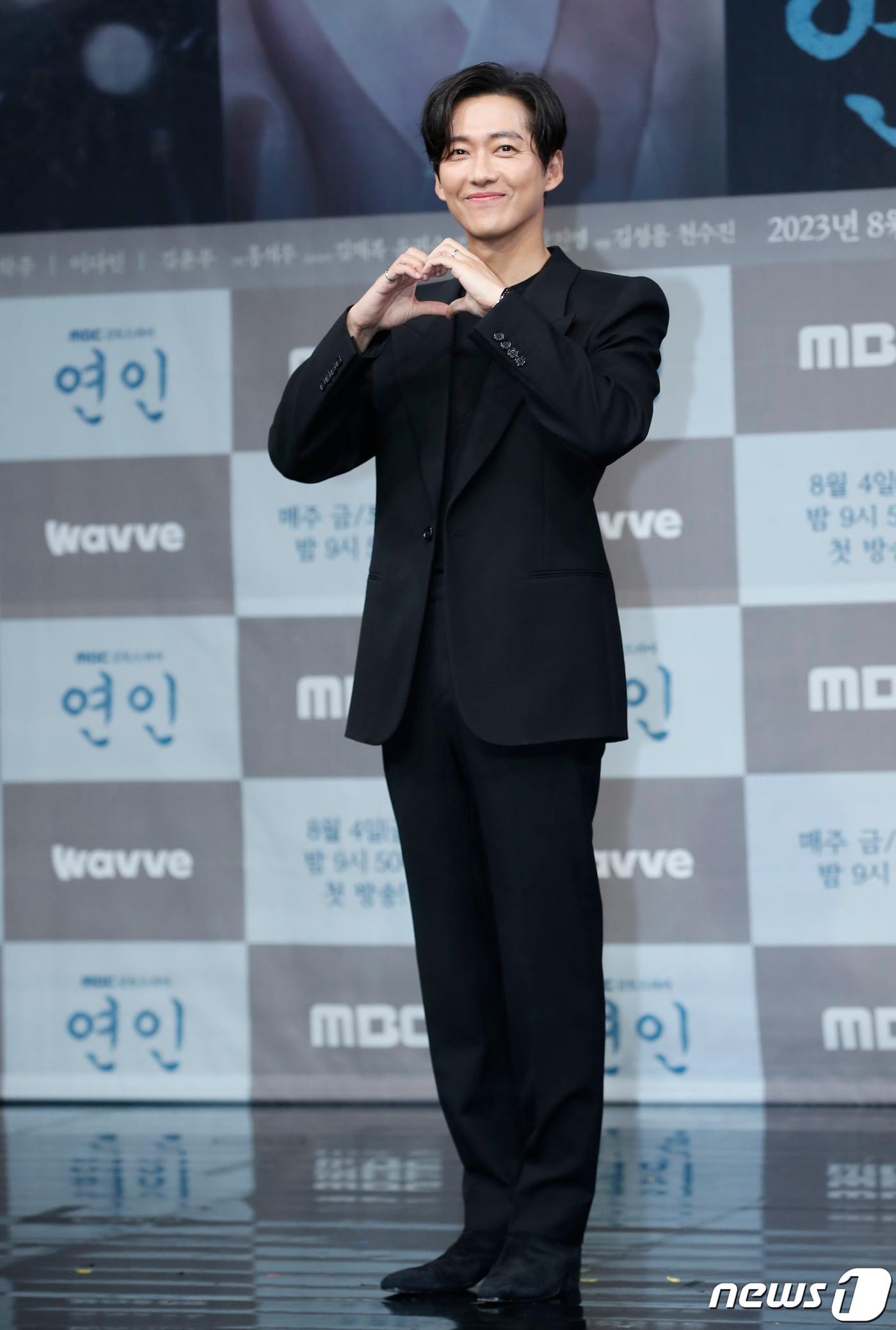 본문 이미지 - 배우 남궁민이 4일 오후 서울 마포구 상암 MBC에서 열린 새 금토드라마 ‘연인’ 제작발표회에서 포즈를 취하고 있다. ‘연인’은 병자호란을 겪으며 엇갈리는 연인들의 사랑과 백성들의 생명력을 다룬 휴먼역사멜로드라마다. 2023.8.4/뉴스 ⓒ News1 권현진 기자