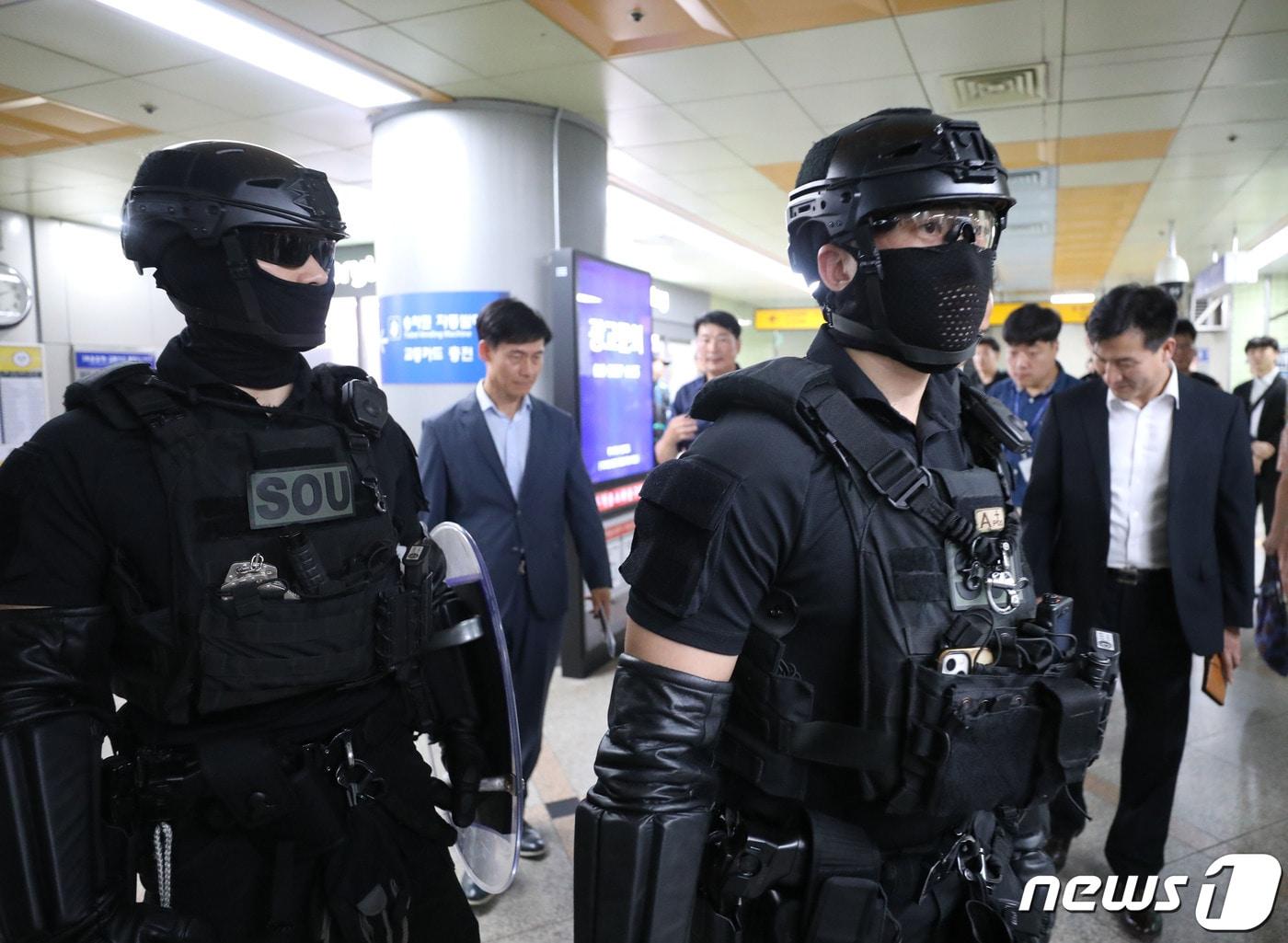 본문 이미지 - 4일 오후 경기 성남시 분당구 오리역에서 경찰특공대가 순찰을 하고 있다. 경찰은 ‘서현역 묻지마 흉기난동’ 사건 후 온라인 공간에서 또 다른 ‘오리역 살인예고’ 글이 작성돼 성남시 분당지역에 인력 98명을 긴급배치 했다. 2023.8.4/뉴스1 ⓒ News1 김영운 기자