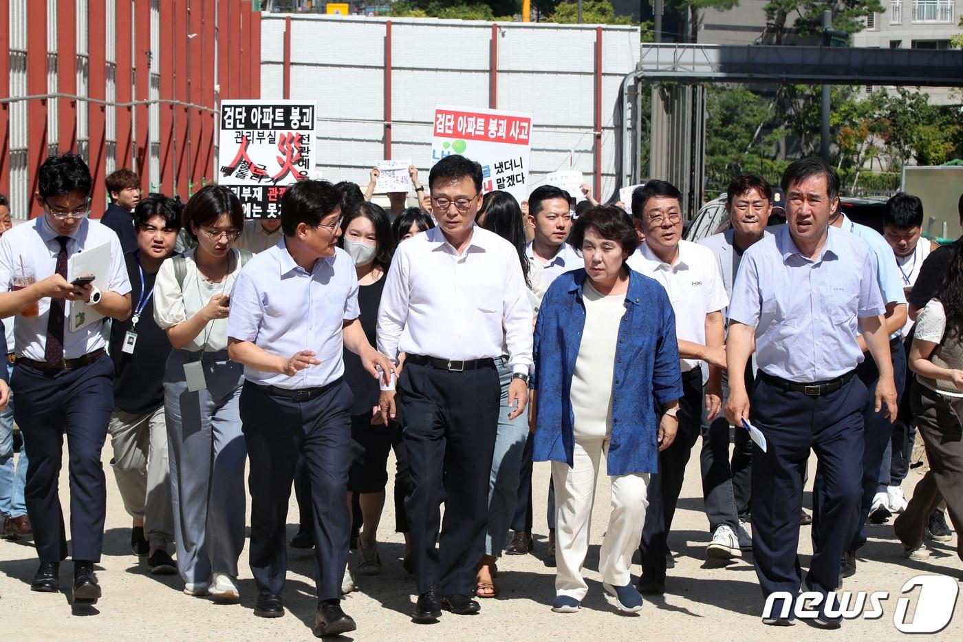 본문 이미지 - 박광온 더불어민주당 원내대표가 4일 오후 인천 서구 검단 아파트 부실시공현장을 방문해 공사장을 둘러보고 있다. 2023.8.4/뉴스1 ⓒ News1 황기선 기자