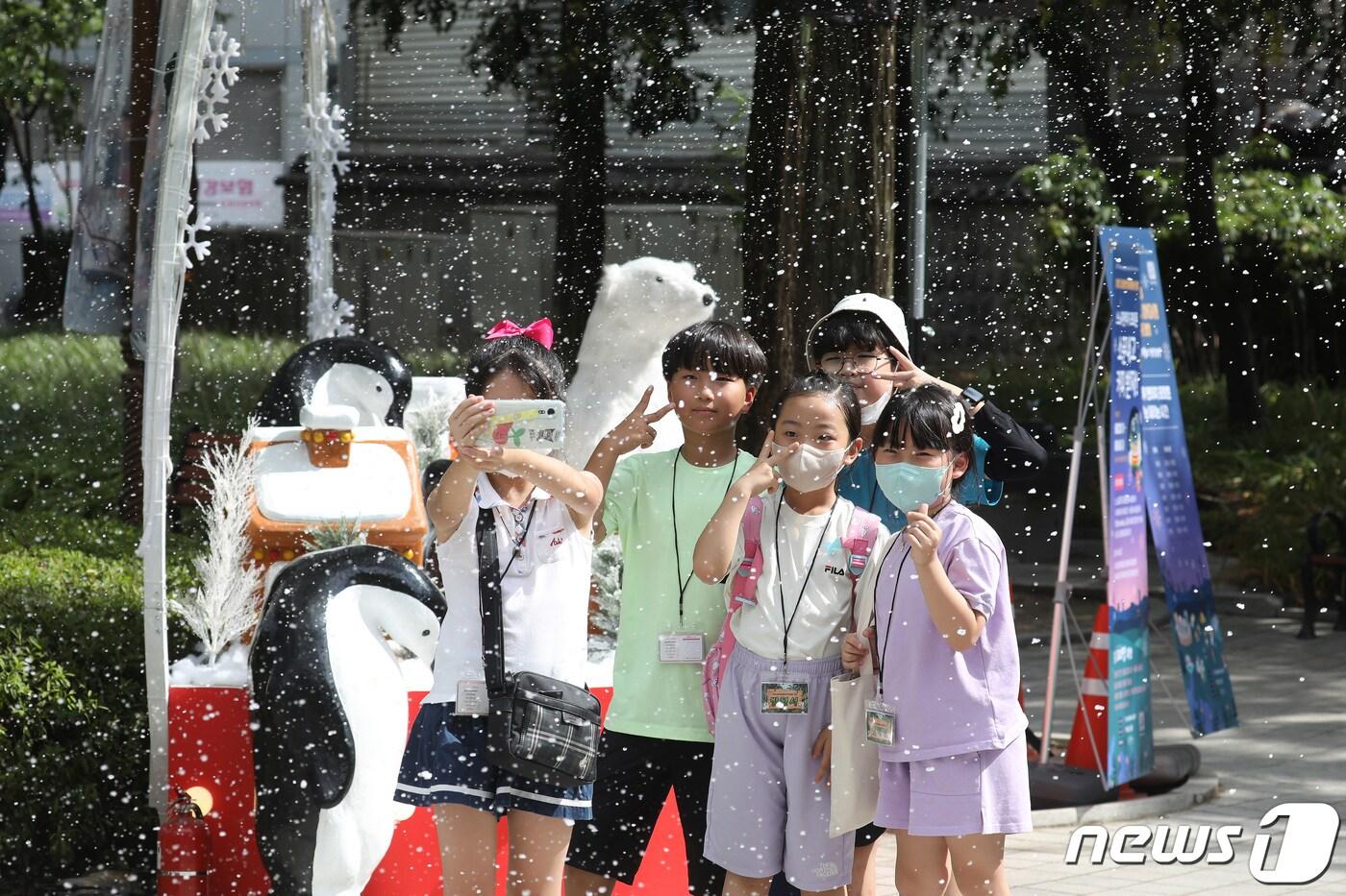 4일 오후 대구 중구 경상감영공원에서 열린 '2023 경상감영 설(雪)렘 페스티벌'을 찾은 어린이들이 스노우 판타지 포토존에서 내리는 인공 눈과 함께 기념촬영을 하고 있다. 북성로와 경상감영 활성화를 위해 마련된 이번 행사는 '눈 내리는 8월의 경상감영'을 주제로 경상감영공원 일대를 더위 극복 콘셉트로 다양한 프로그램을 마련해 6일까지 계속된다. 2023.8.4/뉴스1 ⓒ News1 공정식 기자