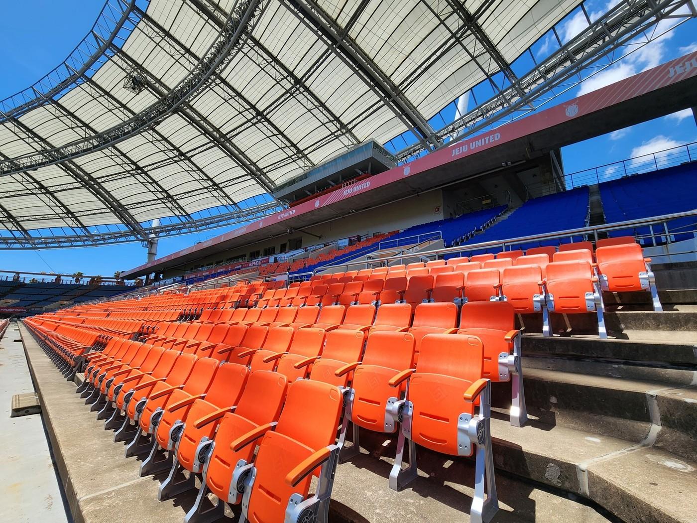 본문 이미지 -  신식으로 교체한 제주월드컵경기장 W석 좌석(제주 유나이티드 제공)