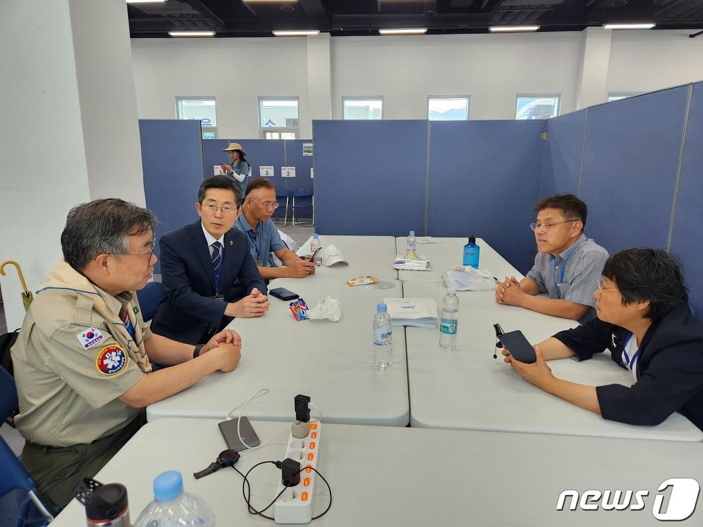 본문 이미지 - 대한의사협회 이필수 회장(왼쪽에서 두번째)이 '새만금 세계스카우트 잼버리'를 찾아 응급의료지원단 파견과 관련해 이야기를 나누고 있다.(대한의사협회 제공)/뉴스1