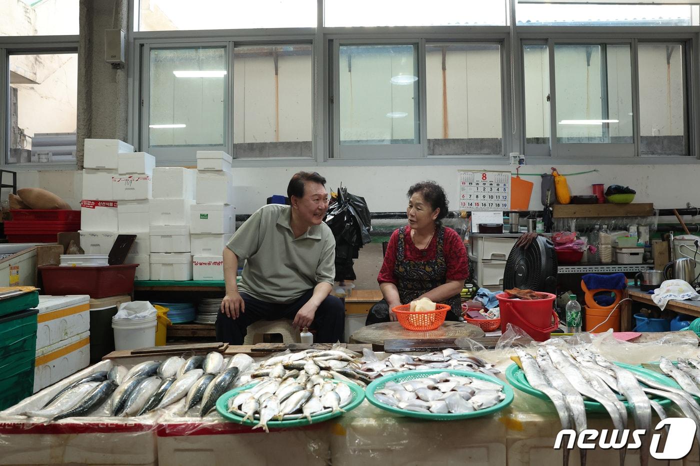 본문 이미지 - 윤석열 대통령이 4일 경남 거제 고현종합시장을 방문해 상인과 대화하고 있다. (대통령실 제공) 2023.8.4/뉴스1 ⓒ News1 오대일 기자