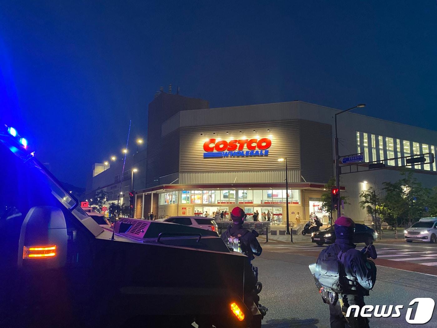 본문 이미지 - 서울시 신림역, 성남시 서현역 등에서 흉기난동 사건이 연이어 발생하며 경찰 당국이 특별치안 활동을 선포한 4일 오후 경기 성남시 분당구 오리역 인근에 무장 경찰 병력과 전술 장갑차 등이 배치돼 있다. (경찰청 제공) 2023.8.4/뉴스1