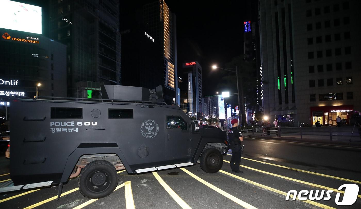 본문 이미지 - 서울시 신림역, 성남시 서현역 등에서 흉기난동 사건이 연이어 발생하자 경찰 당국이 특별치안 활동을 선포한 4일 오후 서울시 강남구 지하철 강남역 인근에 경찰특공대와 전술장갑차가 배치돼 있다. 2023.8.4/뉴스1 ⓒ News1 이승배 기자