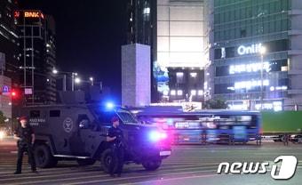 본문 이미지 - 서울시 신림역, 성남시 서현역 등에서 흉기난동 사건이 연이어 발생하자 경찰 당국이 특별치안 활동을 선포한 지난 4일 오후 서울시 강남구 지하철 강남역 인근에 경찰특공대와 전술장갑차가 배치돼 있다./뉴스1 DB