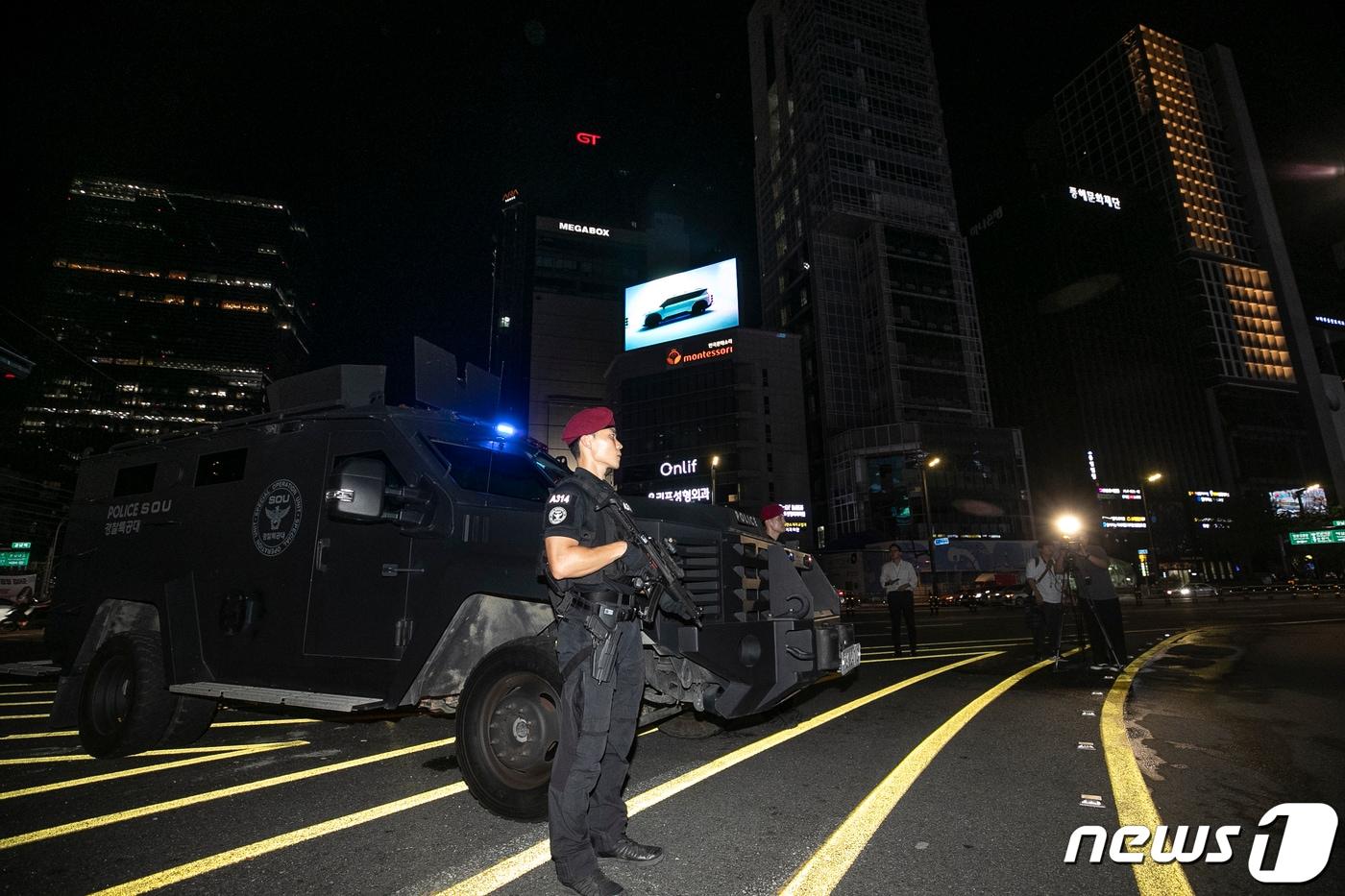 본문 이미지 - 특별치안활동 중인 경찰(자료 사진)뉴스1 ⓒ News1 이승배 기자