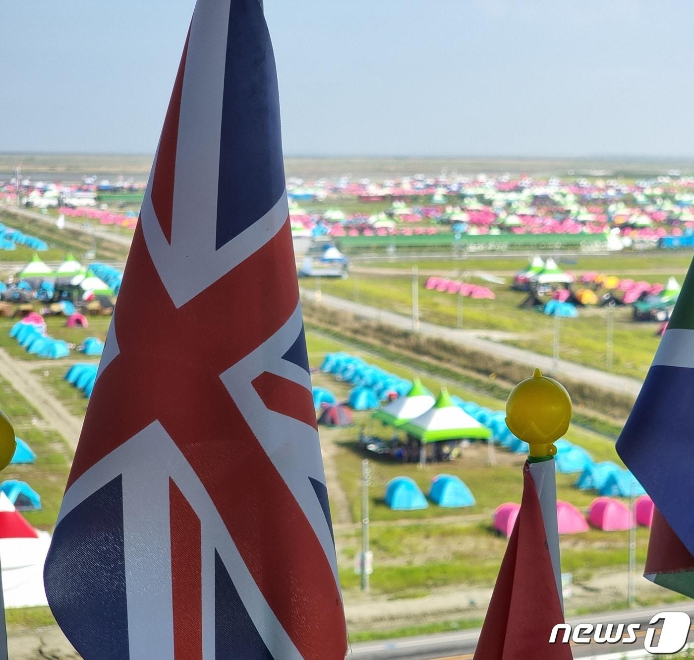 본문 이미지 - 지난 5일 오전 전북 부안군 하서면 잼버리공원 전망대에서 바라본 2023 새만금 세계스카우트 잼버리 야영장에 설치된 텐트들이 보이고 있다. 2023.8.5/뉴스1 ⓒ News1 이지선 기자