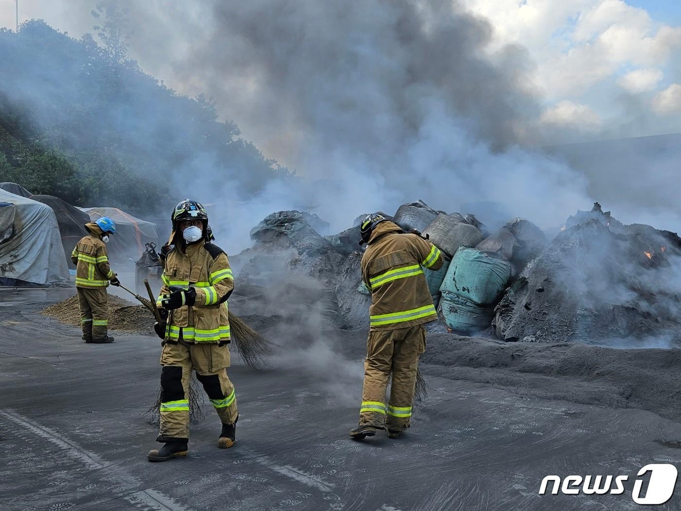 본문 이미지 - 과거 함평 산단 알루미늄 공장 화재 진화 모습. &#40;전남소방 제공&#41; 2023.8.5/뉴스1 