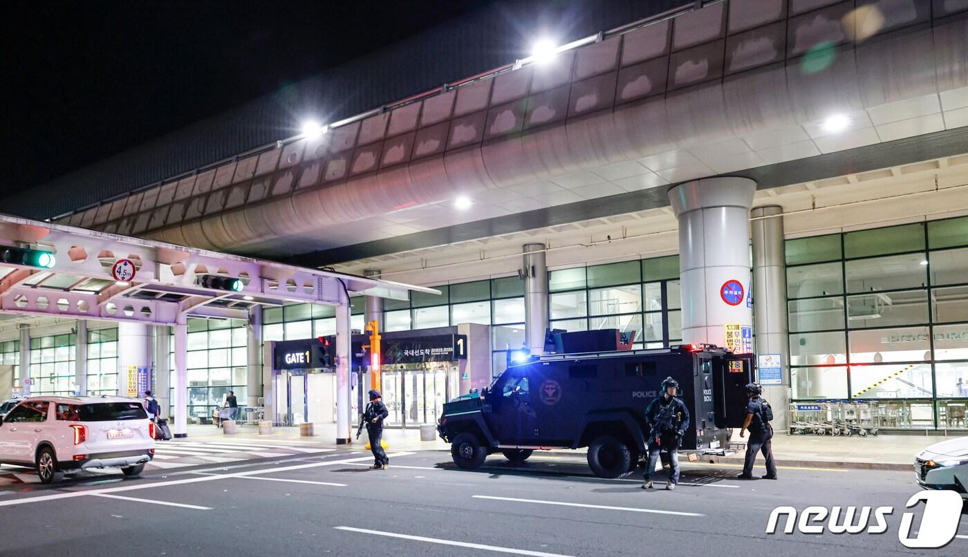 제주공항에 배치된 전술 장갑차량과 경찰특공대(제주경찰청 제공)