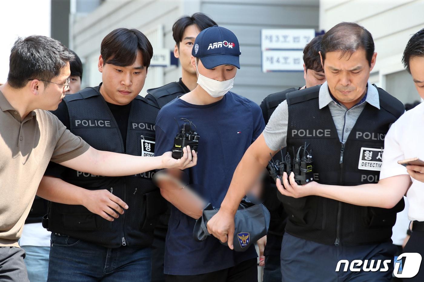 본문 이미지 - '서현역 묻지마 흉기난동' 사건의 피의자 최모 씨가 5일 오전 경기도 성남시 수정구 단대동 수원지법 성남지원에서 구속 전 피의자심문(영장실질심사)을 받기 위해 법정으로 향하고 있다.2023.8.5/뉴스1 ⓒ News1 박정호 기자