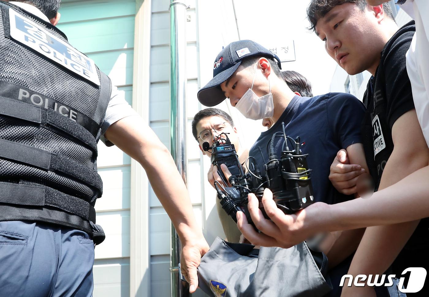 본문 이미지 - '서현역 묻지마 흉기난동' 사건의 피의자 최모 씨가 5일 오전 경기도 성남시 수정구 단대동 수원지법 성남지원에서 구속 전 피의자심문(영장실질심사)을 받기 위해 법정으로 향하고 있다.2023.8.5/뉴스1 ⓒ News1 박정호 기자