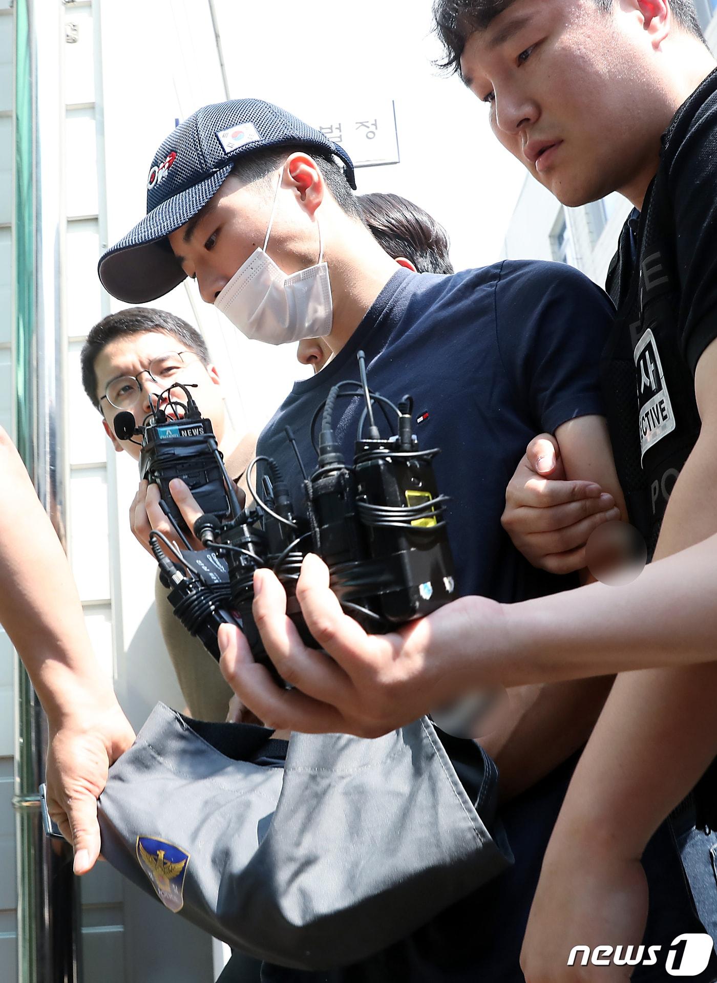 본문 이미지 - '서현역 묻지마 흉기난동' 사건의 피의자 최모씨. 2023.8.5/뉴스1 ⓒ News1 박정호 기자